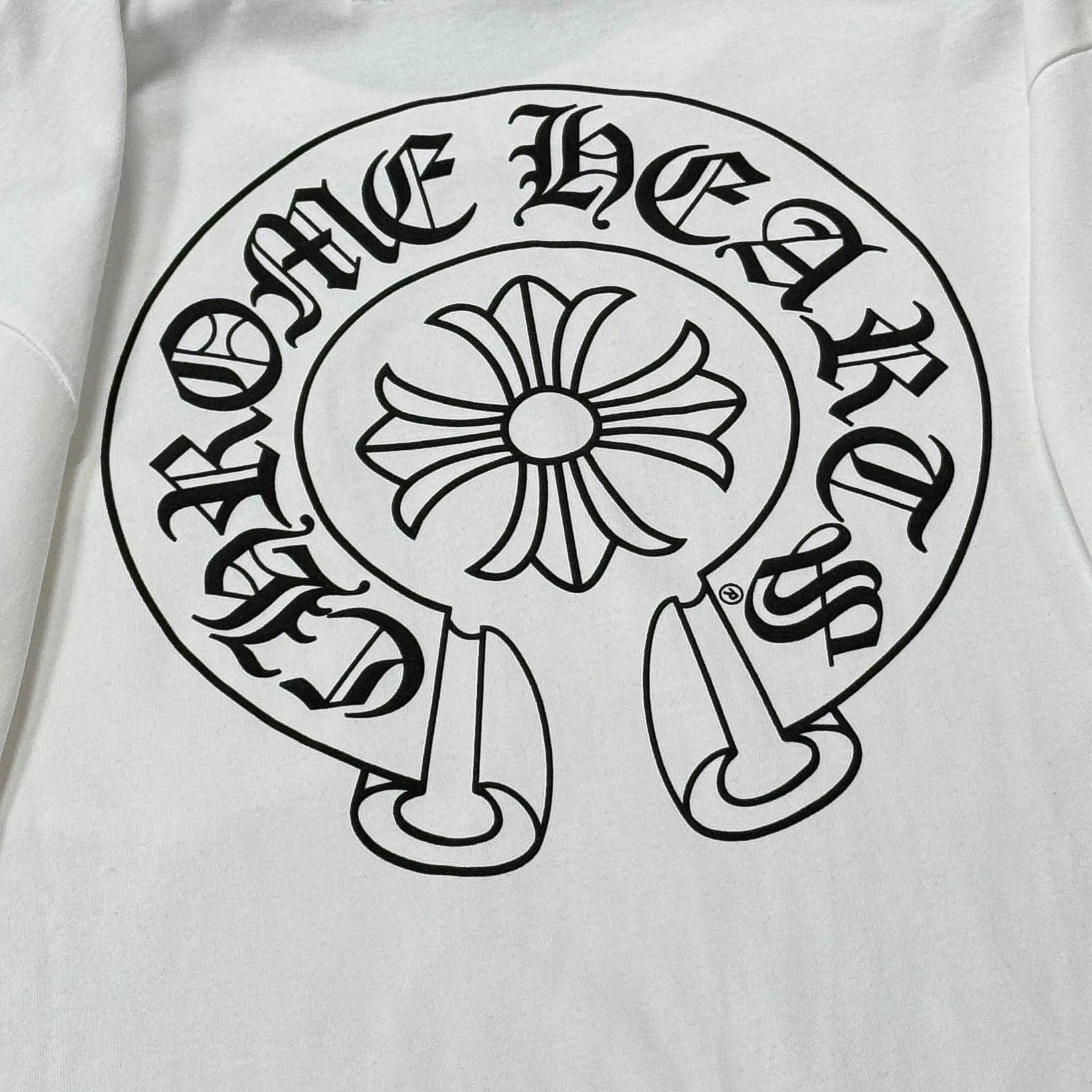 P170 Chrome Hearts Chrome Hearts 25 high-end versions. The fabric is made of 300 grams of high-density pure cotton. It does not deform or shrink. It has three labels. It is the same style for men and women. Technology: Digital printing. Color: White. Black. SIZE: S-XL.